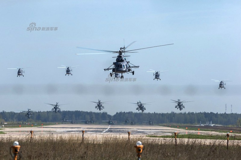 Diem mat dan truc thang Nga bay nhu &quot;ruoi” khien NATO phat hoang-Hinh-2
