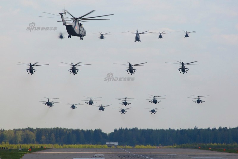 Diem mat dan truc thang Nga bay nhu &quot;ruoi” khien NATO phat hoang-Hinh-8