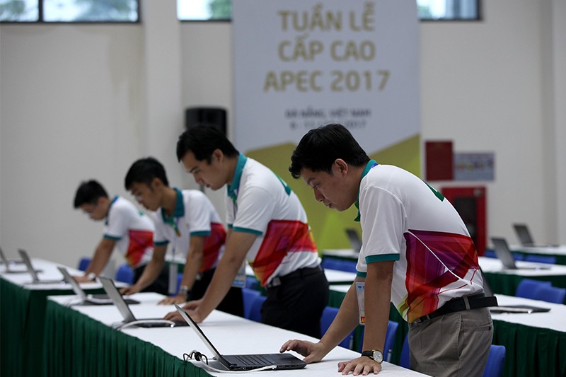 Tat bat ngay dau o dai ban doanh truyen thong APEC-Hinh-5