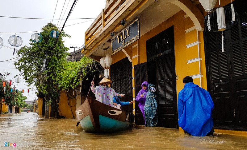 Kiem tien trieu moi ngay khi pho co Hoi An chim trong nuoc lu