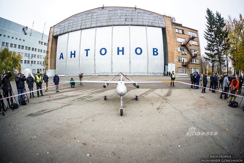Theo sat got Nga: Ukraine cho ra mat UAV da nhiem