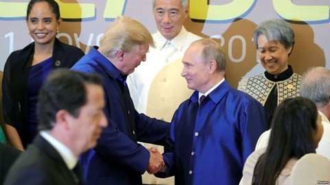 Cai bat tay vui ve cua ong Trump va Putin tai Viet Nam
