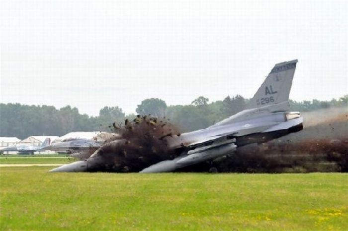 Kinh hoang so tiem kich F-16 roi rung trong 40 nam hoat dong