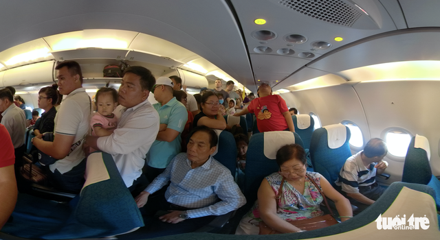 Video: Khoanh khac may bay Vietnam Airlines dap nham duong bang tai Cam Ranh-Hinh-2