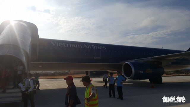 Video: Khoanh khac may bay Vietnam Airlines dap nham duong bang tai Cam Ranh
