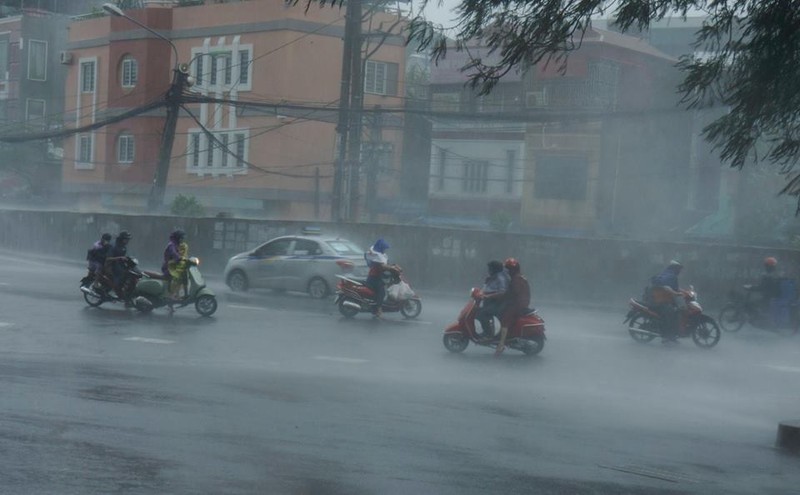 Du bao thoi tiet 6/7: Dut nang nong, mien Bac mua to nhieu ngay