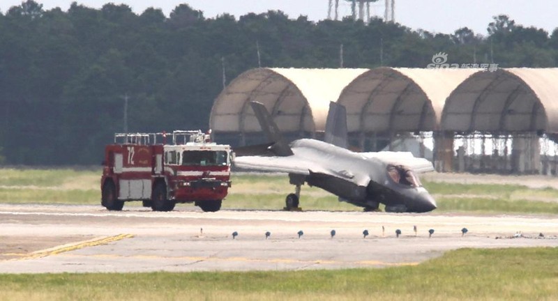 Nong: F-35A gay cang khi ha canh, phi cong bi thuong nang