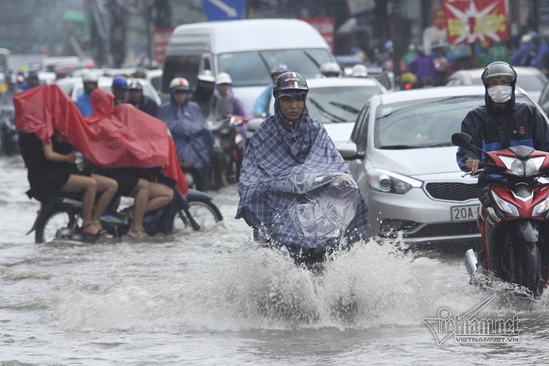 Ha Noi mua lon, nu sinh hon hen vuot song ve nha-Hinh-12