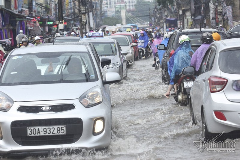 Ha Noi mua lon, nu sinh hon hen vuot song ve nha-Hinh-13