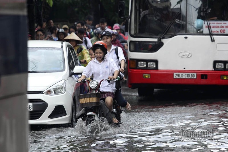 Ha Noi mua lon, nu sinh hon hen vuot song ve nha-Hinh-14