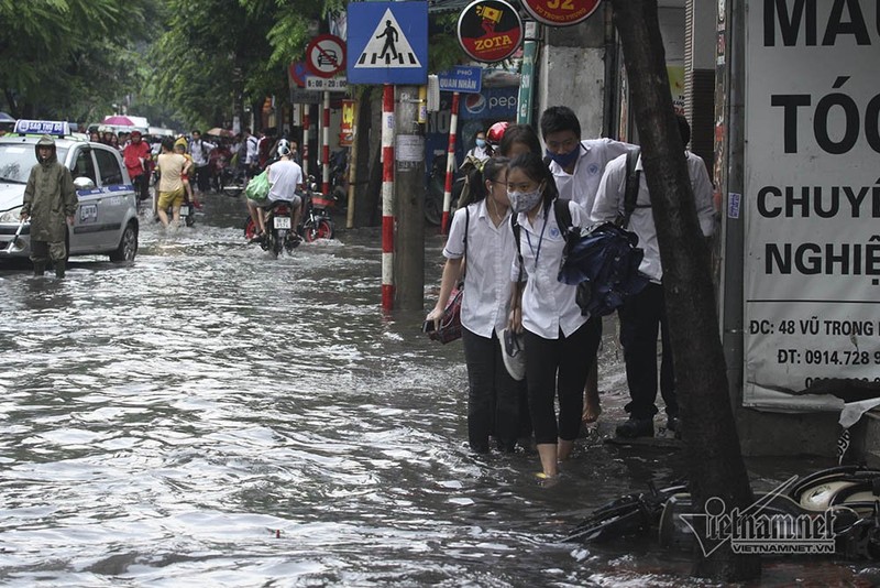 Ha Noi mua lon, nu sinh hon hen vuot song ve nha-Hinh-15