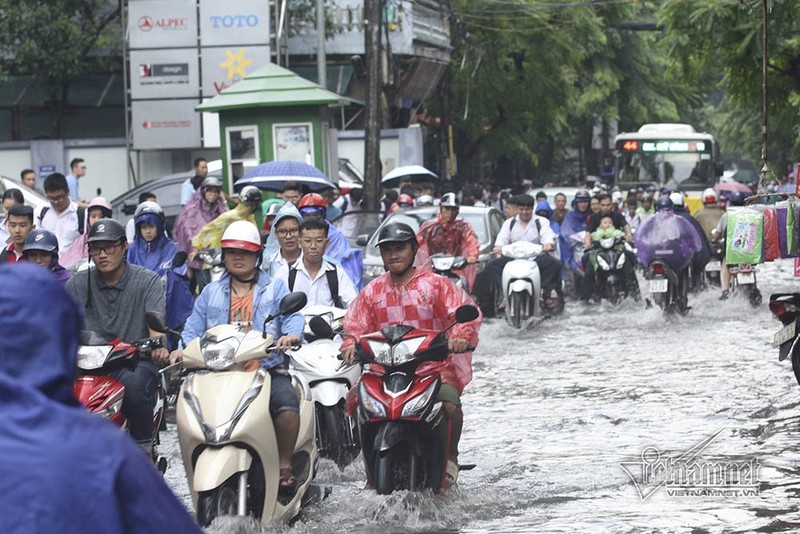 Ha Noi mua lon, nu sinh hon hen vuot song ve nha-Hinh-17