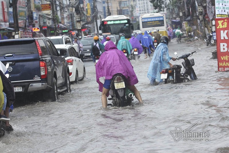 Ha Noi mua lon, nu sinh hon hen vuot song ve nha-Hinh-6