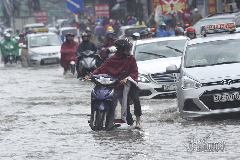 Ha Noi mua lon, nu sinh hon hen vuot song ve nha-Hinh-7