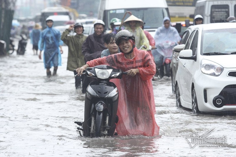 Ha Noi mua lon, nu sinh hon hen vuot song ve nha-Hinh-8