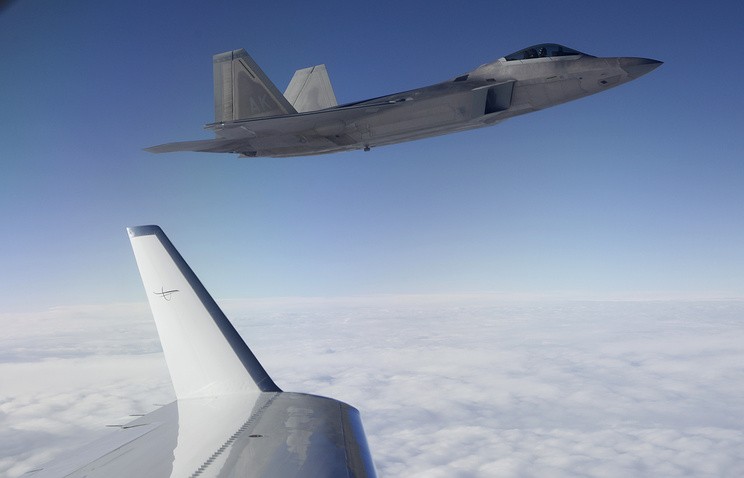 Tu-95 Nga “luon lo” o Alaska, My mang ca F-22 ra danh chan