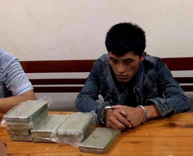 Bat doi tuong tuon 10 banh heroin va 1kg ma tuy da vao Viet Nam