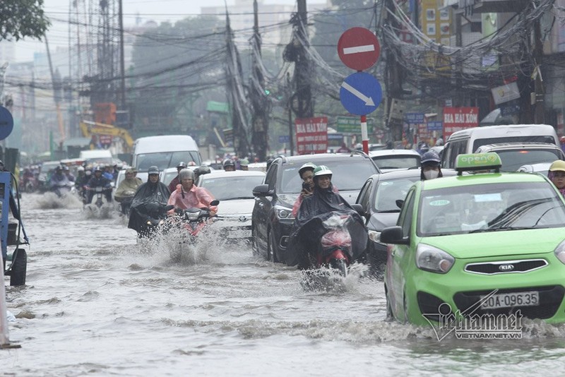 Ha Noi mua lon, nu sinh hon hen vuot song ve nha-Hinh-2