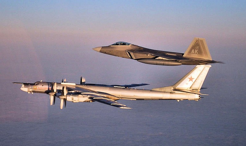 Tu-95 Nga “luon lo” o Alaska, My mang ca F-22 ra danh chan-Hinh-11