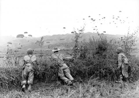 Nhung buc anh hiem co ve cuoc do bo cua Phap xuong Dien Bien Phu-Hinh-2