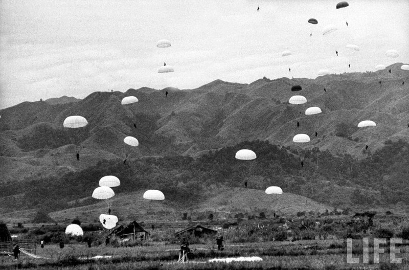 Nhung buc anh hiem co ve cuoc do bo cua Phap xuong Dien Bien Phu