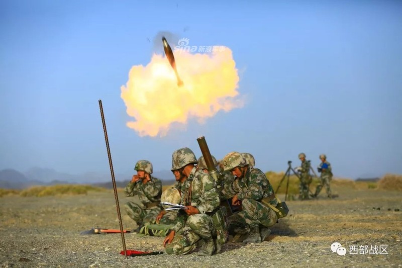 Khong tiec dan, phao binh Trung Quoc doi bao lua xuong sa mac Gobi-Hinh-8