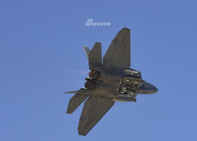 Can canh khoang bom va kha nang mang vac vu khi cua F-22 Raptor-Hinh-5