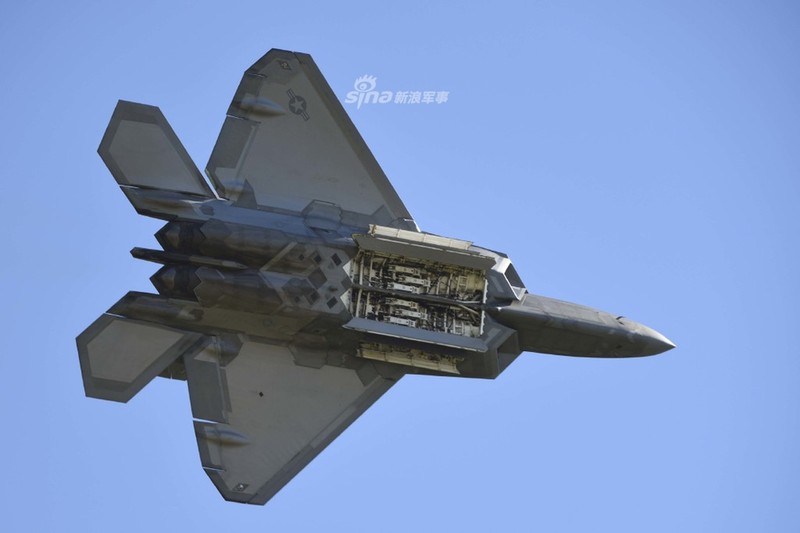 Can canh khoang bom va kha nang mang vac vu khi cua F-22 Raptor