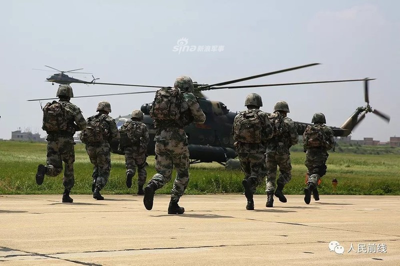 Choang ngop dan Mi-17 Trung Quoc tap tran do bo duong khong-Hinh-10