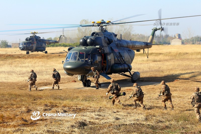 Choang ngop dan Mi-17 Trung Quoc tap tran do bo duong khong-Hinh-3