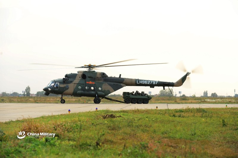 Choang ngop dan Mi-17 Trung Quoc tap tran do bo duong khong-Hinh-7