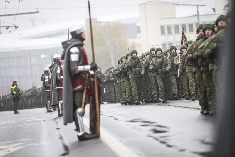 Tron mat xem Litva duyet binh voi hiep si thoi trung co-Hinh-2