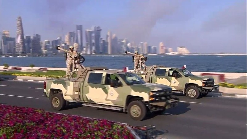 Tron mat xem doi quan nha giau Qatar duyet binh voi khi tai 
