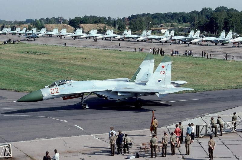 Lien Xo tan ra, hang chuc chiec Su-27 o Ba Lan bong dung 