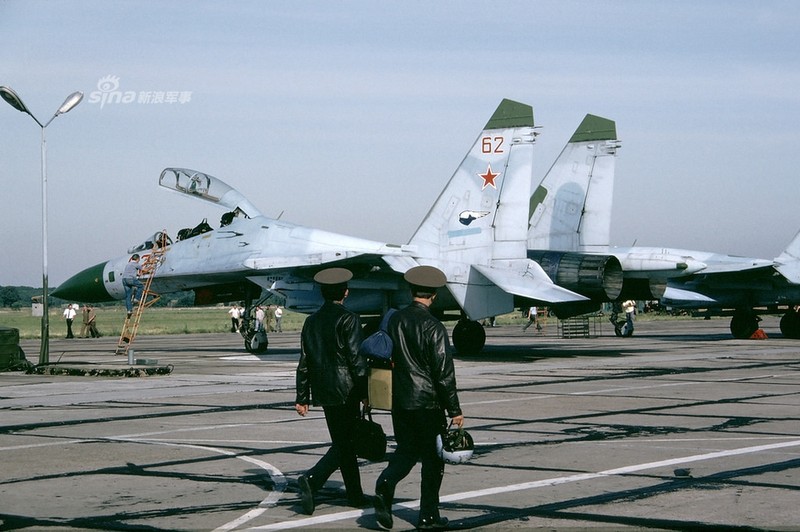 Lien Xo tan ra, hang chuc chiec Su-27 o Ba Lan bong dung 