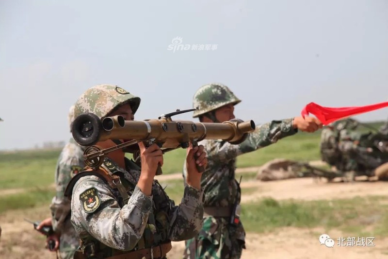 Choang voi con mua hoa luc cua Phao binh Trung Quoc-Hinh-2