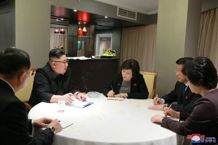Chu tich Kim Jong-un co cuoc thao luan chien luoc ngay khi den Ha Noi