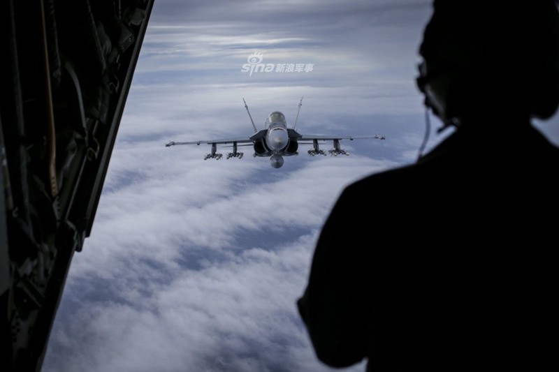 F/A-18C/D My khoe kha nang mang cung luc 12 ten lua cuc “khung“-Hinh-4