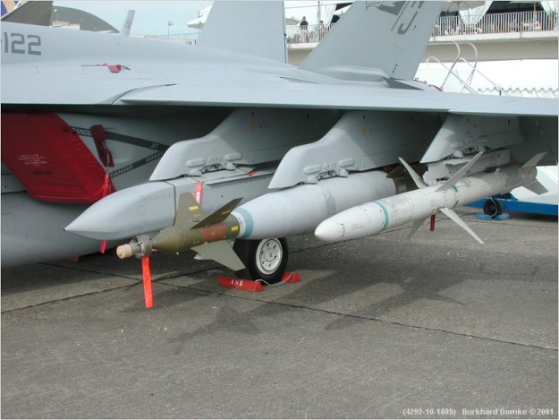 F/A-18C/D My khoe kha nang mang cung luc 12 ten lua cuc “khung“-Hinh-7