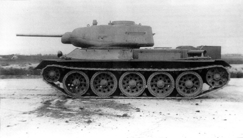 Chiếc xe tăng T-34 - Hãy cùng chìm đắm trong vẻ đẹp tuyệt vời của chiếc xe tăng T-34, thiết bị thiết yếu và quan trọng trong các trận chiến. Với kiến trúc đặc trưng và sự cầu kỳ trong từng chi tiết, chiếc xe T-34 sẽ khiến bạn khó mà rời mắt khỏi bức ảnh.