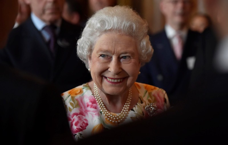 Nu hoang Anh Elizabeth II tuyen nguoi quan ly cac trang mang xa hoi