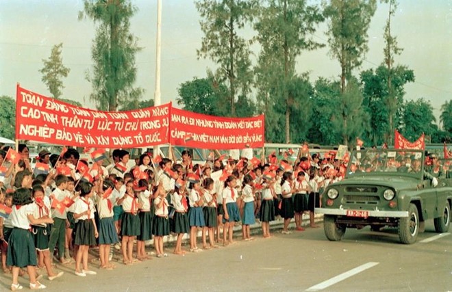 Hinh anh nguoi dan Campuchia chao don quan tinh nguyen Viet Nam-Hinh-12