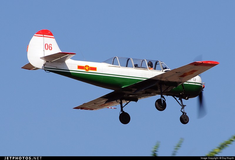 Yak-52: “Lop hoc tren may” cua khong quan Viet Nam