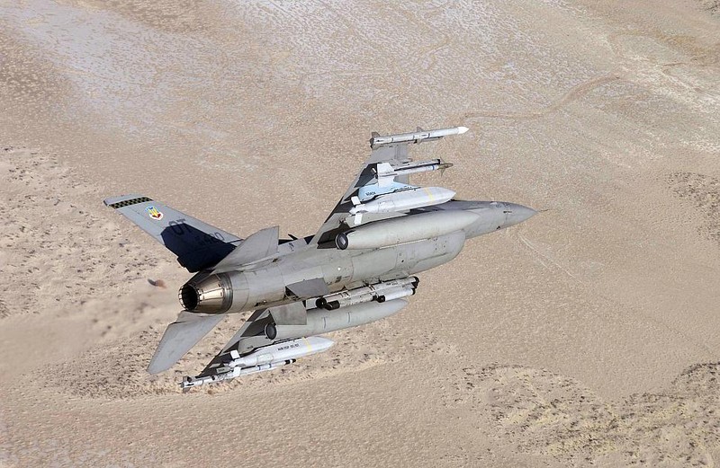 F-16 My khoe kha nang mang vu khi khi bay huan luyen-Hinh-8