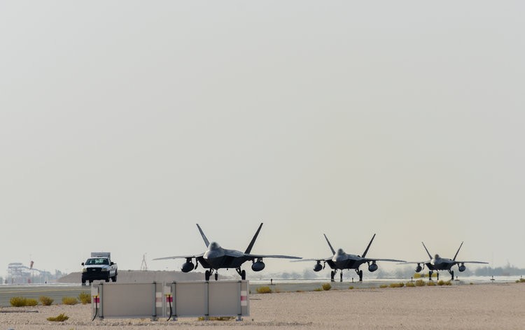 Tiem kich F-22 My vua dua toi Qatar xin hon F-35 o diem nao?-Hinh-3