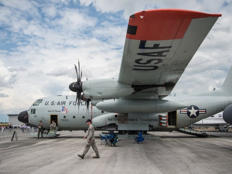 Ben trong khoang lai cua van tai co C-130: Tien nghi bat ngo