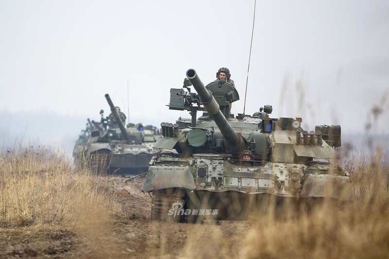 Nga mang T-80 cung kip lai nu tham gia dua tang Tank Biathlon-Hinh-4