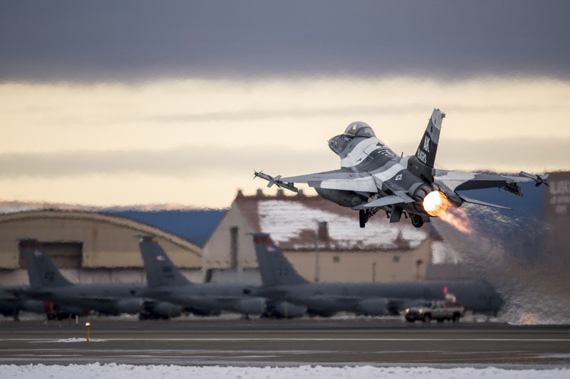 Ngo ngang chien dau co F-22 va F-16 sanh doi o “dia dau to quoc”-Hinh-9