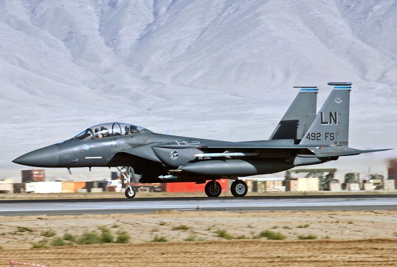 My mang F-15 gan bom chum toi Trung Dong, tau chien Iran coi chung!-Hinh-6