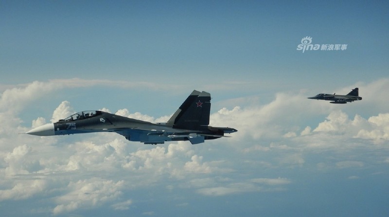 Chien dau co Hungary “danh chan” Su-30 tren bien Baltic-Hinh-2